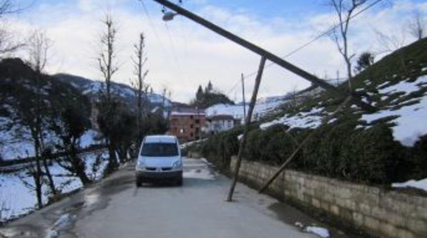 Yıkık haldeki elektrik direği tehlike sa&ccedil;ıyor