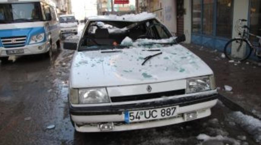 &Ccedil;atıdan d&uuml;şen buz k&uuml;tlesi, otomobilin tavanını &ccedil;&ouml;kertti