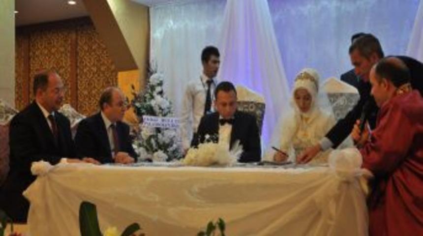 Nik&acirc;h şahitliği yapan Akdağ, &ccedil;iftten en az 3 &ccedil;ocuk yapmalarını istedi