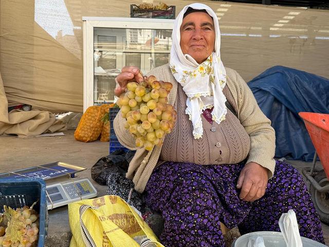 Soğuk hava bile etkilemiyor! Dalında taze kalıyor, kilosu 100 lirayı buluyor