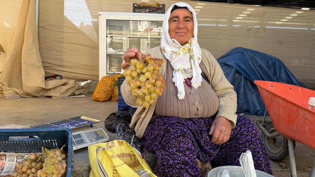 Soğuk hava bile etkilemiyor! Dalında taze kalıyor, kilosu 100 lirayı buluyor