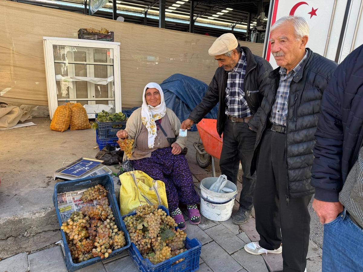 Soğuk hava bile etkilemiyor! Dalında taze kalıyor, kilosu 100 lirayı buluyor 1