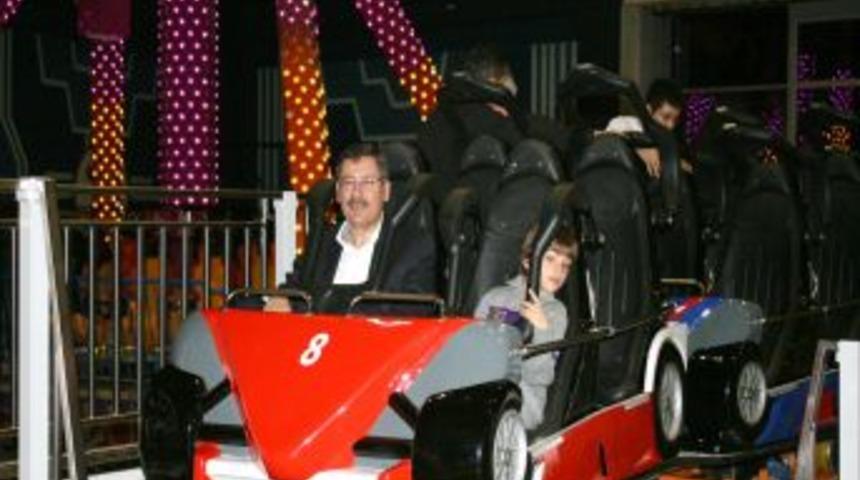 Melih G&ouml;k&ccedil;ek, FunLand&rsquo;de torunlarıyla eğlendi