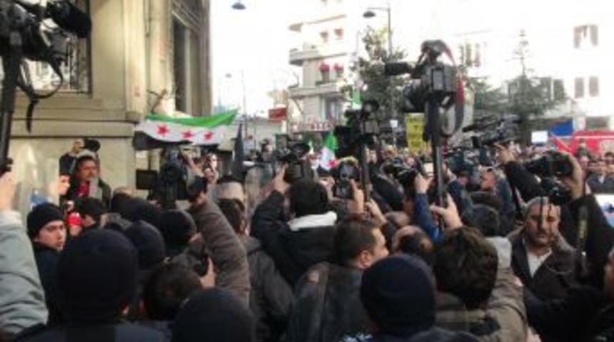 Suriye Konsolosluğu&rsquo;na girmek isteyen gruba polis m&uuml;dahale etti