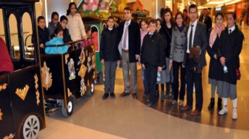 &Ccedil;ok kitap okuyan k&ouml;yl&uuml; &ccedil;ocukları hayatlarında ilk kez sinema keyfi yaşadı