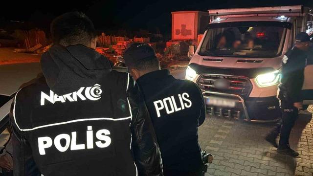 Edremit’te 8 aranan şahıs yakalandı