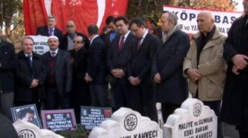 Adnan Kahveci, &ouml;l&uuml;m&uuml;n&uuml;n 19. yılında kabri başında anıldı