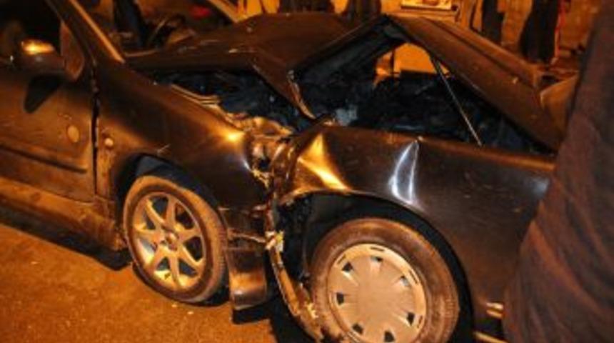 Otomobiller kafa kafaya &ccedil;arpıştı: 2 yaralı