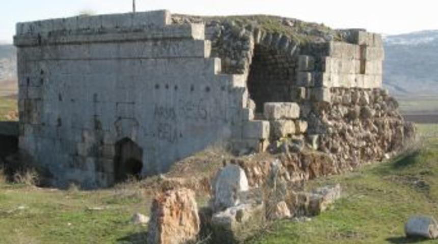 Tarihi caminin &ccedil;&ouml;kmesini istemiyorlar