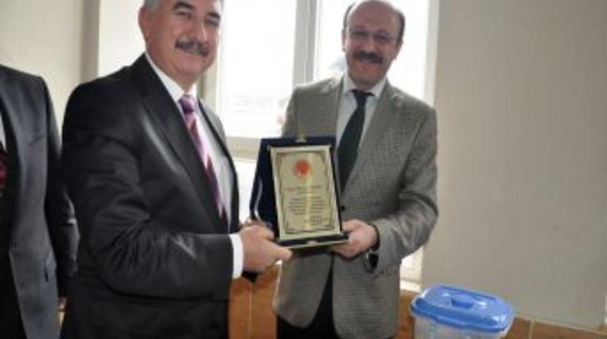 D&ouml;rtyol İHL'den Milletvekili T&uuml;rkoğlu&rsquo;na plaket