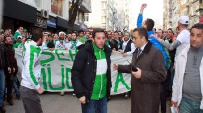 Cezası kalkan Bursaspor taraftarlarından g&ouml;vde g&ouml;sterisi