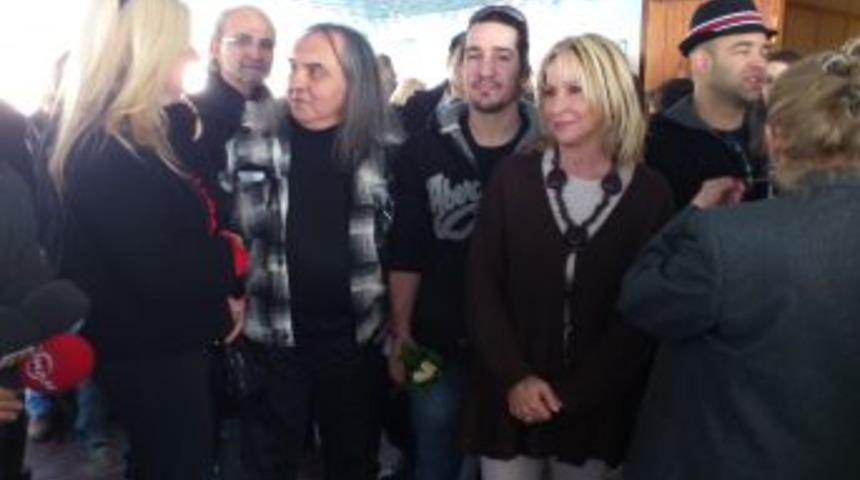 Barış Man&ccedil;o, &ouml;l&uuml;m&uuml;n&uuml;n 13. yılında mezarı başında anıldı