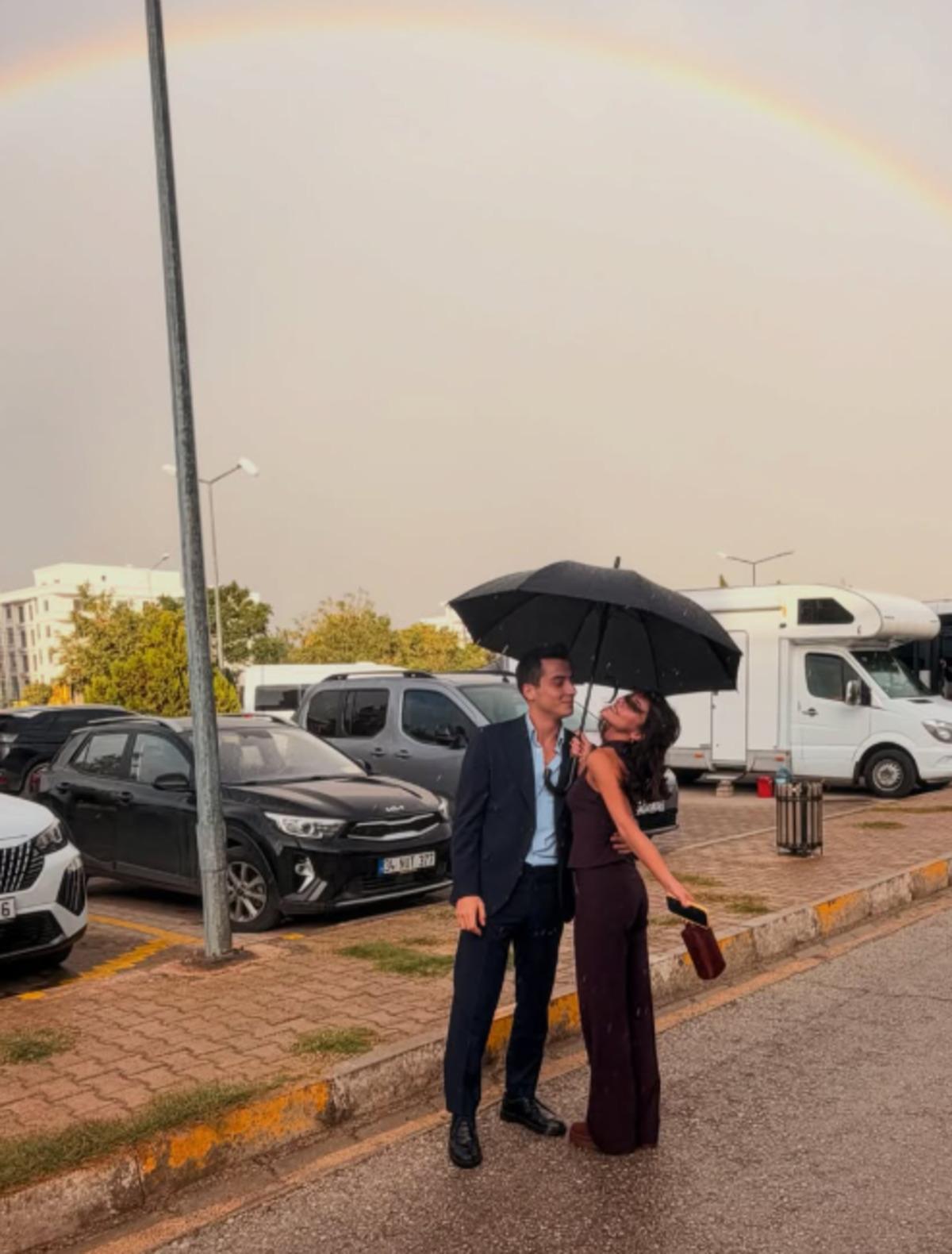 Uzak Şehir setinde romantik anlar! Atakan Özkaya ve Dilin Döğer peş peşe paylaştı 1
