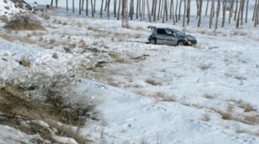 Otomobil tarlaya u&ccedil;tu: 1 kişi &ouml;ld&uuml;, 4 kişi yaralandı