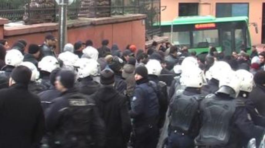 Maaş protestosu yapan Libyalı gazilere biber gazlı m&uuml;dahale