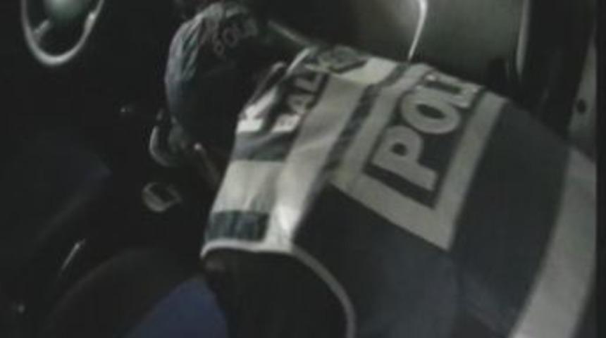 Polisin yoldan &ccedil;evirdiği arabalarda uyuşturucu &ccedil;ıktı