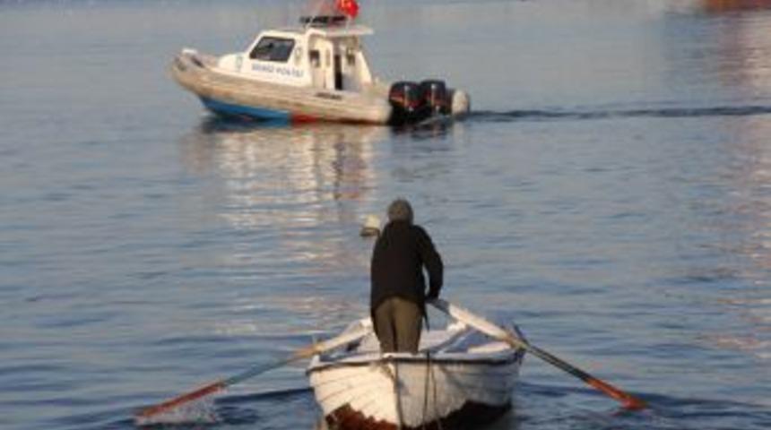 Y&uuml;zer iskelede mahsur kalan &ccedil;ocuğu kayık&ccedil;ı kurtardı