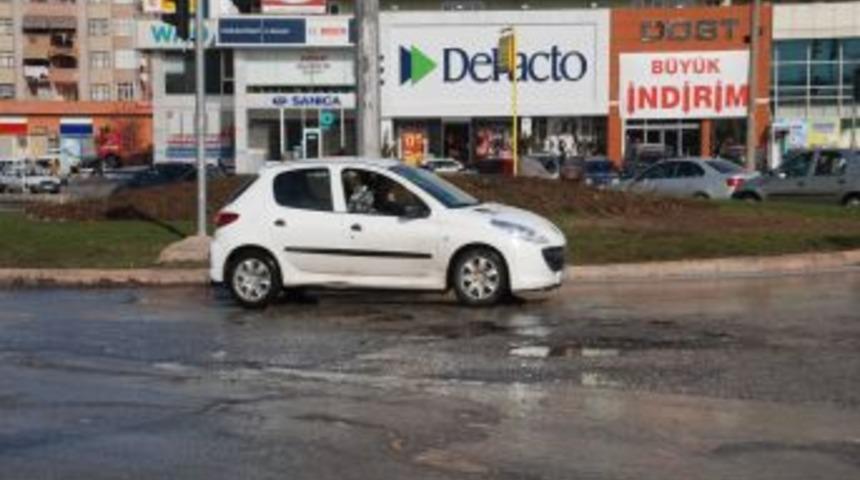 Kar temizleme ardından yollar hasar g&ouml;rd&uuml;