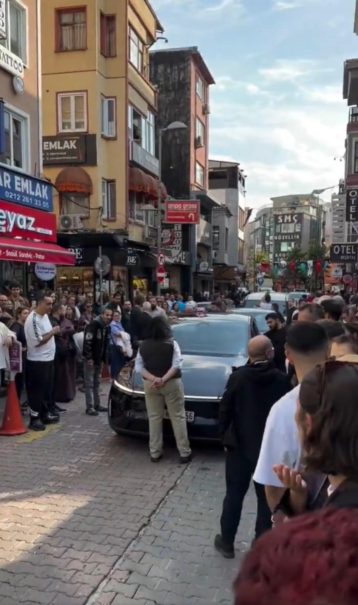 Aracın &uuml;st&uuml;ne &ccedil;ıkarak trafiği kesen kadının ilk vukuatı değilmiş! Bu g&ouml;r&uuml;nt&uuml;ler de Beşiktaş tan 1