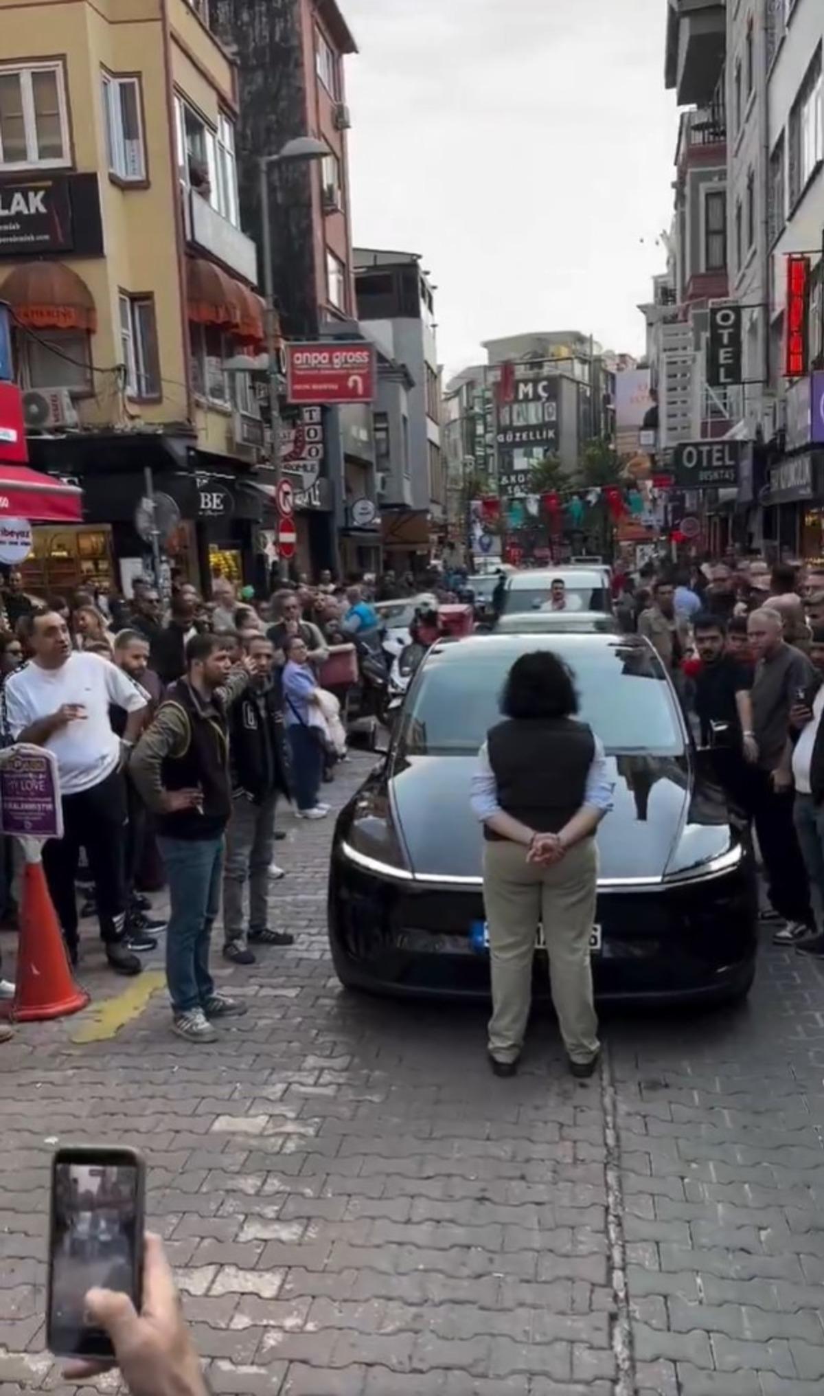 Aracın &uuml;st&uuml;ne &ccedil;ıkarak trafiği kesen kadının ilk vukuatı değilmiş! Bu g&ouml;r&uuml;nt&uuml;ler de Beşiktaş tan 2