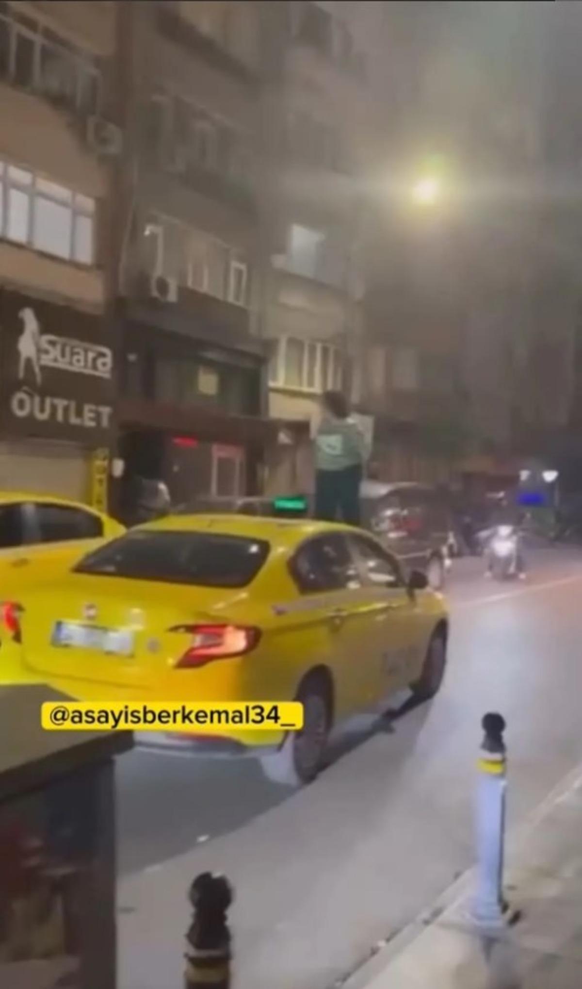 Aracın &uuml;st&uuml;ne &ccedil;ıkarak trafiği kesen kadının ilk vukuatı değilmiş! Bu g&ouml;r&uuml;nt&uuml;ler de Beşiktaş tan 3