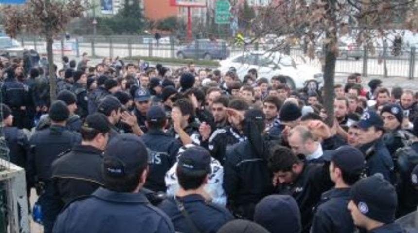 Beşiktaş taraftarı metrobüslerin camlarını kırdı