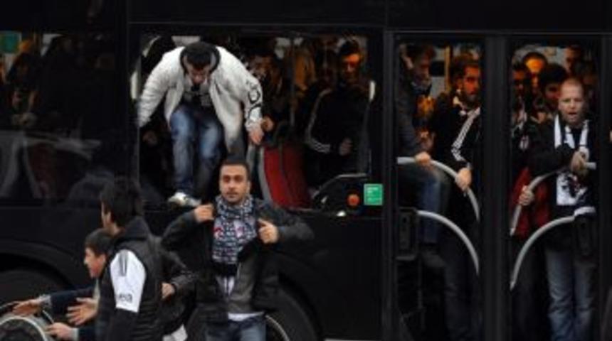 Beşiktaş taraftarı metrobüs camlarını kırdı