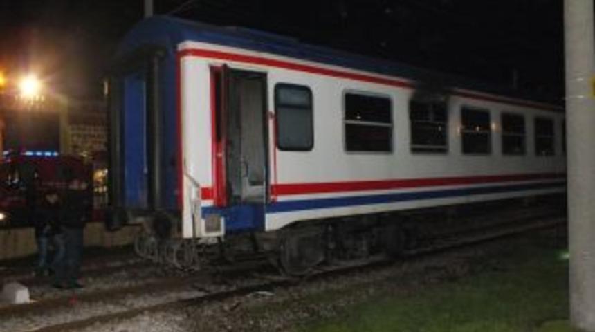 Adapazarı Tren Garı'nda yolcu vagonu yandı