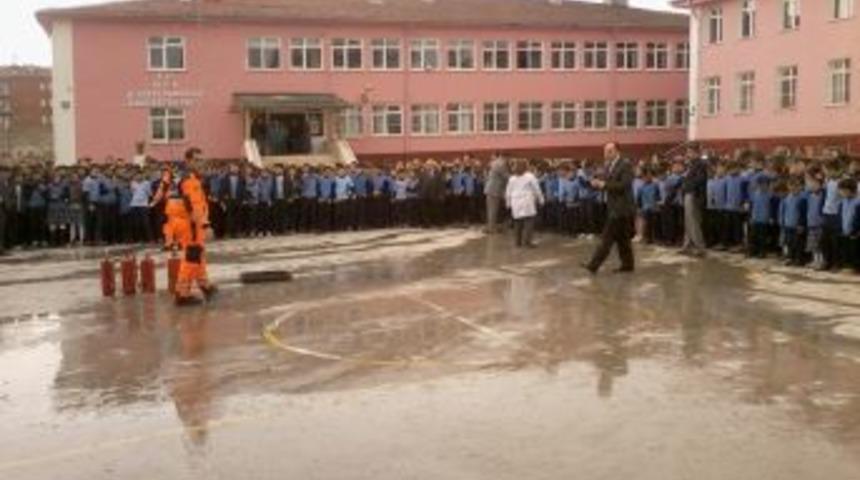 Sivil Savunma G&uuml;n&uuml;'nde yangın tatbikatı