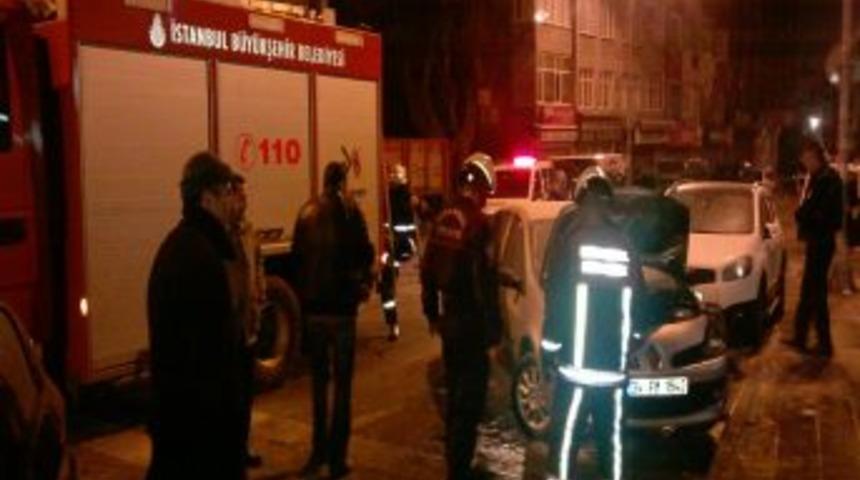 Bah&ccedil;elievler&rsquo;de banka şubesi ile 2 ara&ccedil; kundaklandı