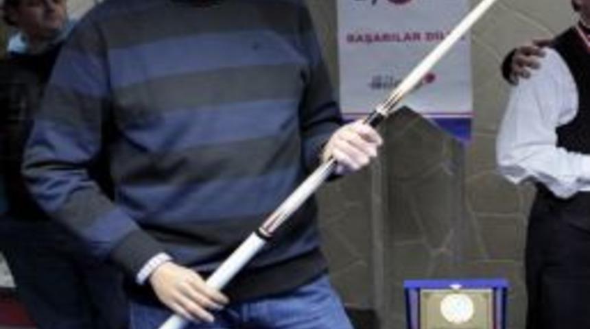 Bilardo şampiyonasında &lsquo;&ouml;zel &ouml;d&uuml;l&rsquo; sağ eli olmayan Fidancıoğlu&rsquo;na
