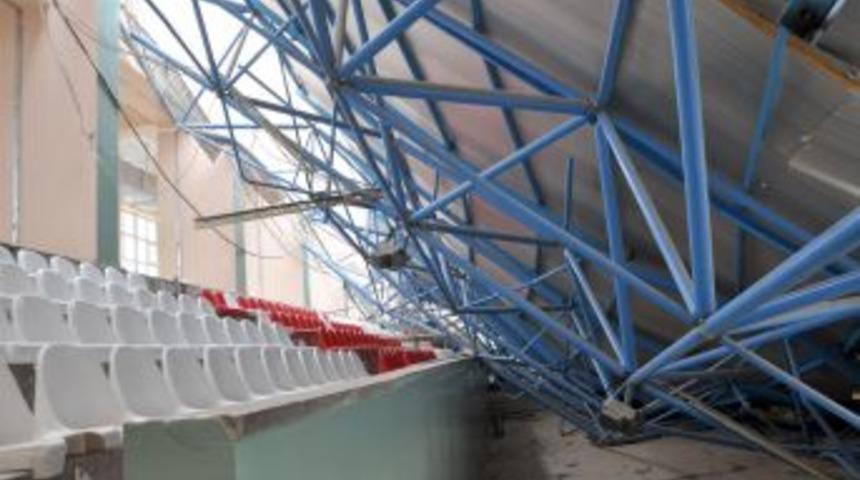 Yoğun kar yağışı spor salonunun çatısını çökertti