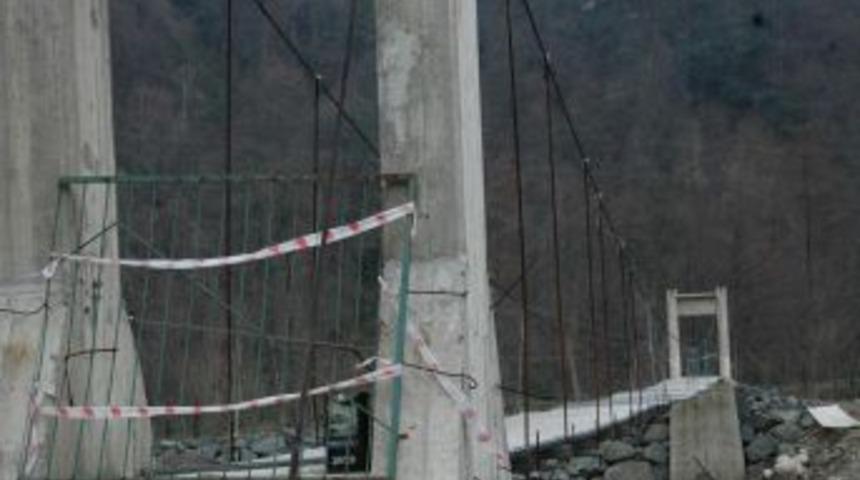 1 kişinin d&uuml;şerek &ouml;ld&uuml;ğ&uuml; k&ouml;pr&uuml; 1,5 yıldır kapalı tutuluyor