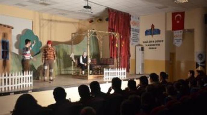 Polisten &ouml;ğrencilere tiyatro ş&ouml;leni