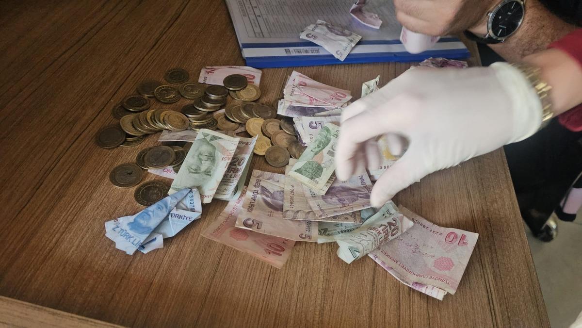 Dilencinin para saklama yöntemi pes dedirtti: Ayaklarından para fışkırdı! 1
