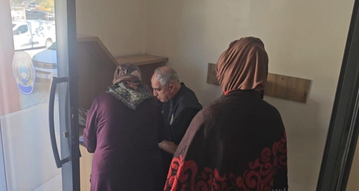 Dilencinin para saklama yöntemi pes dedirtti: Ayaklarından para fışkırdı! 3