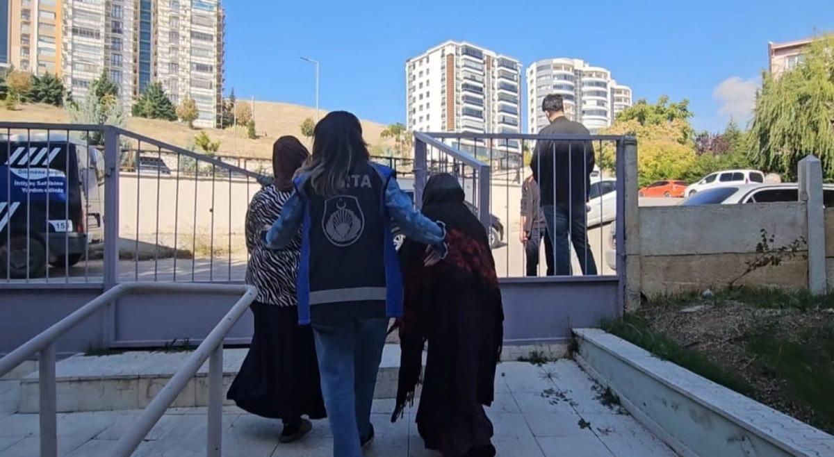 Dilencinin para saklama yöntemi pes dedirtti: Ayaklarından para fışkırdı! 4