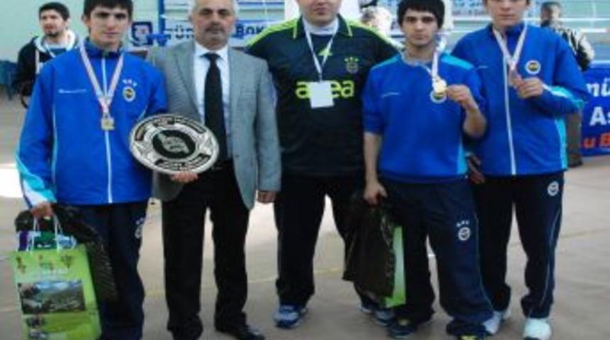 Fenerbah&ccedil;e'nin Ankaralı boks&ouml;rleri Rize'den 3 madalya &ccedil;ıkardı