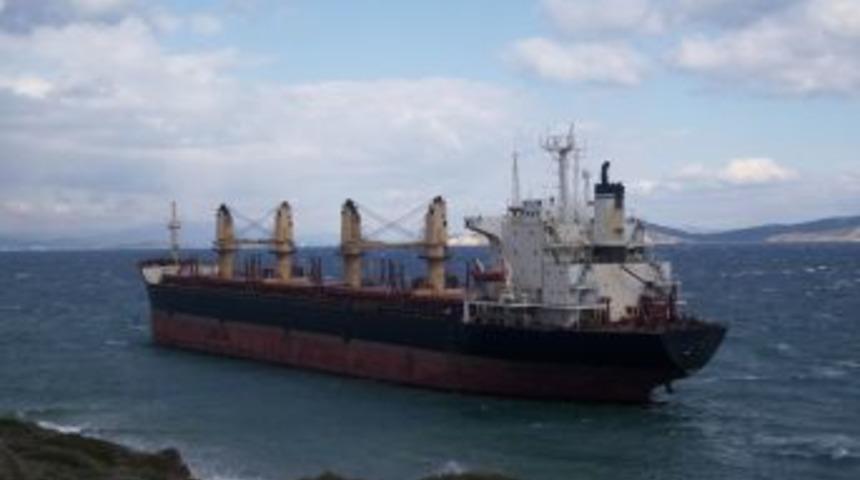 S&ouml;k&uuml;me giden Yunan gemisi Yeni Fo&ccedil;a'da karaya oturdu