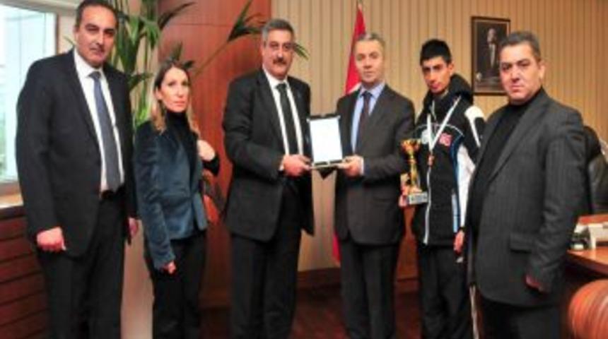 Şampiyon sporcu &ouml;d&uuml;llerini Beylikd&uuml;z&uuml; Belediyesi&rsquo;ne bıraktı