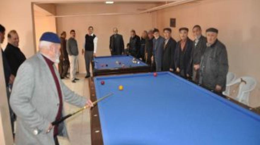 Huzurevi sakinleri kışın vakitlerini bilardo oynayarak değerlendiriyor