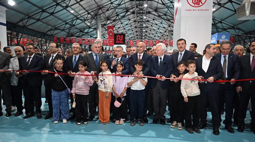 12&rsquo;nci Malatya Kitap Fuarı A&ccedil;ılış T&ouml;reninde konuşan Başkan Er: "Kitapla b&uuml;y&uuml;yen, okuyan ve &uuml;reten bir Malatya hedefimiz var&rdquo;
