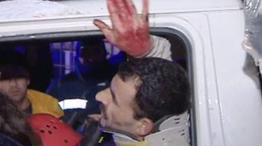 Buzda kayan kamyonet gecekonduya &ccedil;arptı