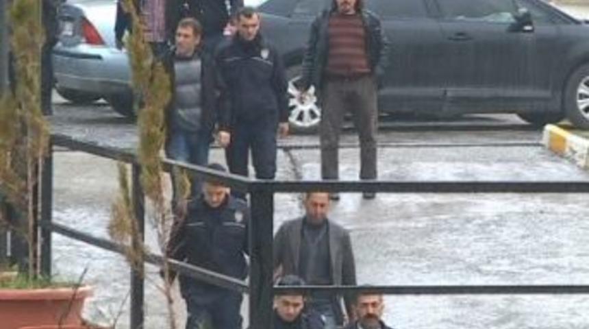 KCK operasyonunda g&ouml;zaltına alınan 20 kişi mahkemeye &ccedil;ıkarıldı