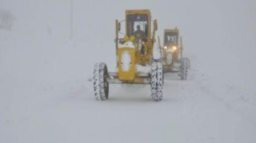 Yozgat'ta tipi 100 k&ouml;y yolunu ulaşıma kapandı