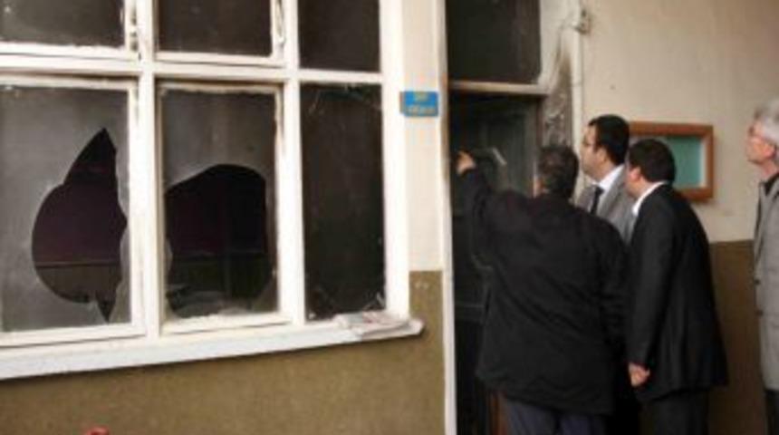 Sobaya d&ouml;k&uuml;len tiner bir &ouml;ğretmen ile 3 &ouml;ğrenciyi &ouml;ld&uuml;r&uuml;yordu