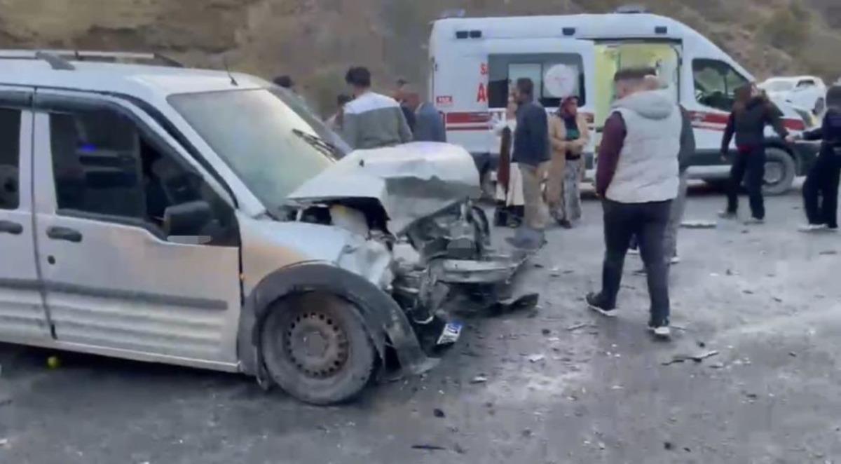 Y&uuml;ksekova&rsquo;da iki ayrı trafik kazası: 10 yaralı 2