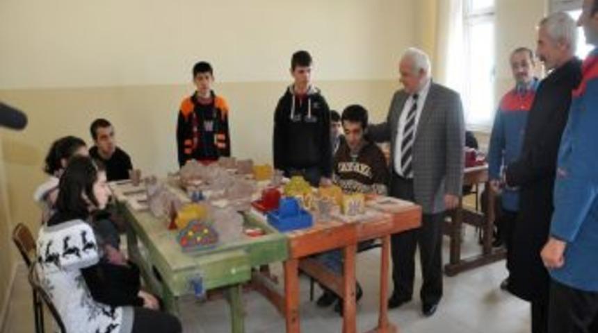 Vali &Ccedil;olak, engelli &ouml;ğrencilere moral verdi