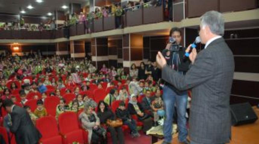 Adıyamanlı 5 bin &ccedil;ocuk tiyatroya koştu