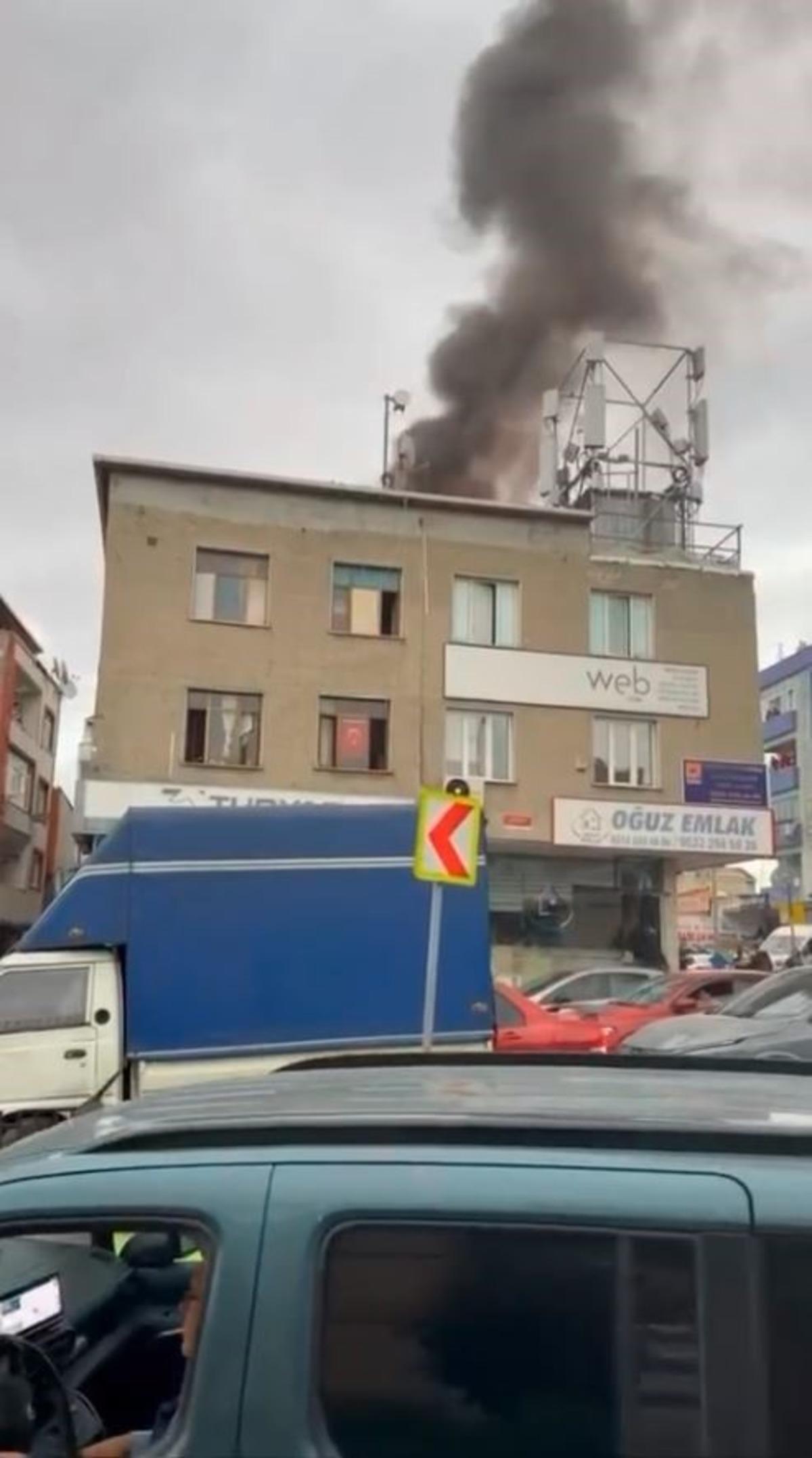 Küçükçekmece’de iki katlı binanın çatısı alevlere teslim oldu 1